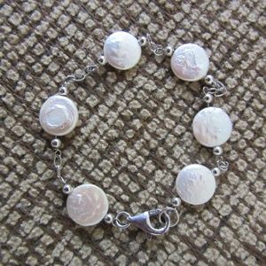 Round Pearl Sterling Silver clasp bracelet 6.75 in
